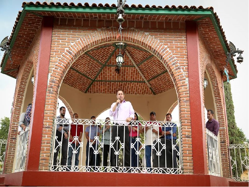 El presidente municipal de Ocotlán, Paulo Hernández, en su primera visita a Zula.