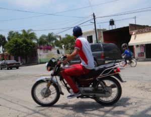 Por no traer casco. Foto: Jessica Padilla.