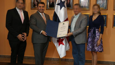 Naasón Joaquín García, líder de La Luz del Mundo. (segundo de izquierda a derecha).