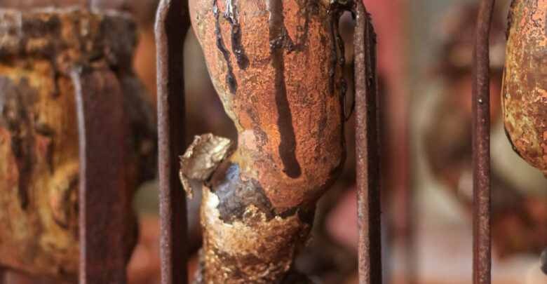 Molde de una pierna de muñeca, donde se cocina el vinil.