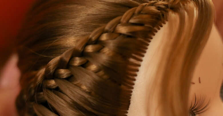 Una máquina cose el cabello de las muñecas a la cabeza de vinil. Después, se peina conforme al pedido o temática del juguete.