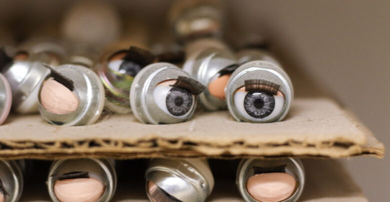 Los ojos móviles son de los pocas partes de la muñeca que no son producidos en la fábrica. La mayoría del material es importado, nacional o extranjero. 
