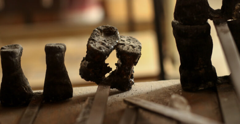 La fábrica comenzó produciendo juguetes pequeños. Poco a poco fue ampliando su catálogo, hasta llegar a producir la muñeca armada.