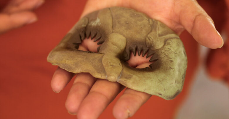 "Máscaras” de pestañas, que se pintan en las caras de las muñecas. 