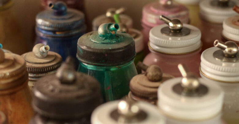 Los colores son aplicados en las muñecas con pincel o aerógrafo.