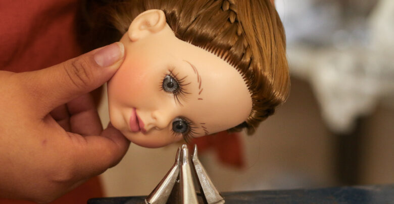 Para colocar los ojos, se utiliza esta máquina donde se coloca la pieza que entra a presión en la cabeza, ya pintada, de la muñeca. 