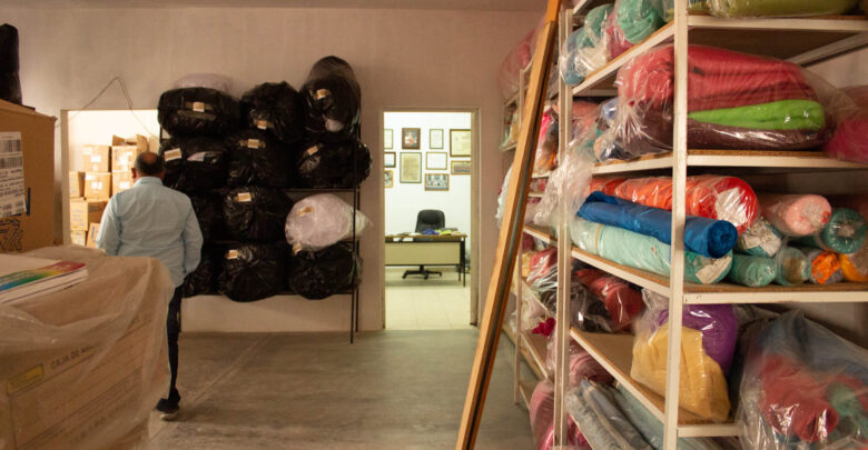 El Sr. Francisco camina por el taller, entre telas y rellenos de algodón. Recuerda con nostalgia los días de producción.