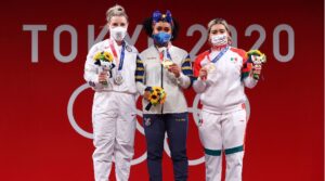 Aremi Fuentes (derecha) durante la ceremonia de premiación. Foto: Reuters / Edgard Garrido.