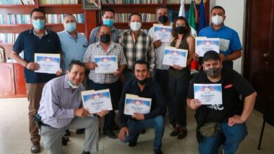 Entregan reconocimiento. Foto: Facebook.