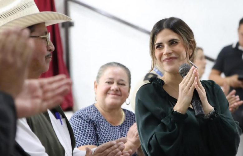 Entregan apoyos a familias afectadas en La Barca. Foto: Facebook.