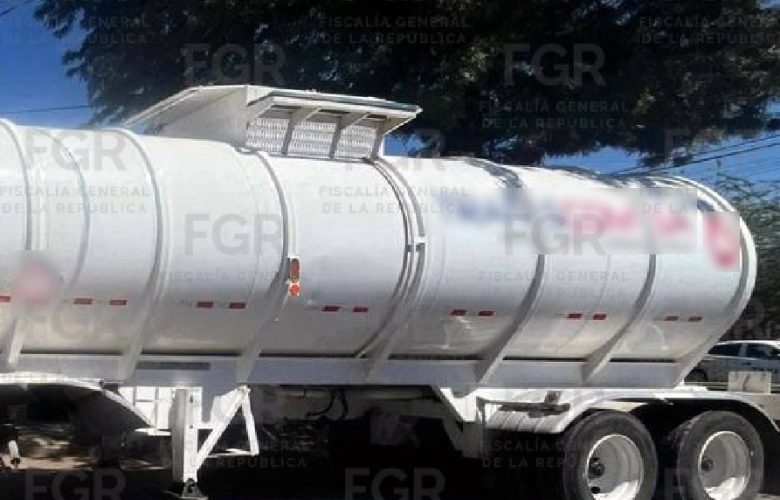 Aseguran tractocamión con huachicol en Ocotlán. Foto: FGR.