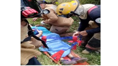 Rescatan a adulta mayor de canal en La Barca. Foto: Facebook.