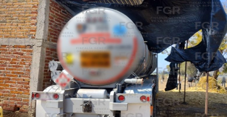 Asegura FGR huachicol en Tototlán. Foto: FGR.