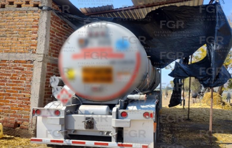 Asegura FGR huachicol en Tototlán. Foto: FGR.