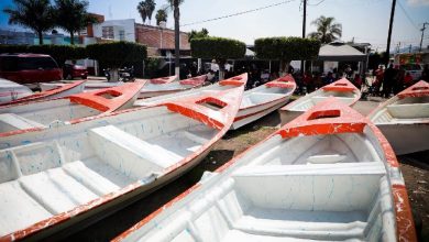 Dan embarcaciones a pescadores de Ocotlán. Foto: Facebook.