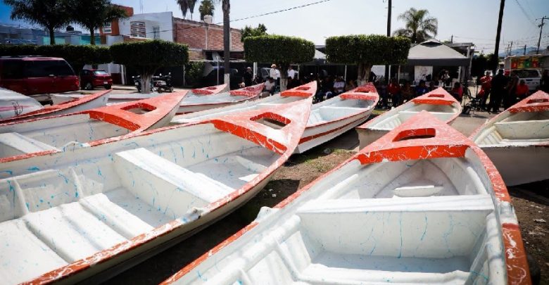 Dan embarcaciones a pescadores de Ocotlán. Foto: Facebook.