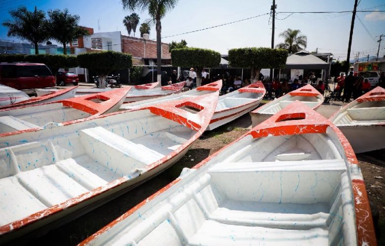 Dan embarcaciones a pescadores de Ocotlán. Foto: Facebook.