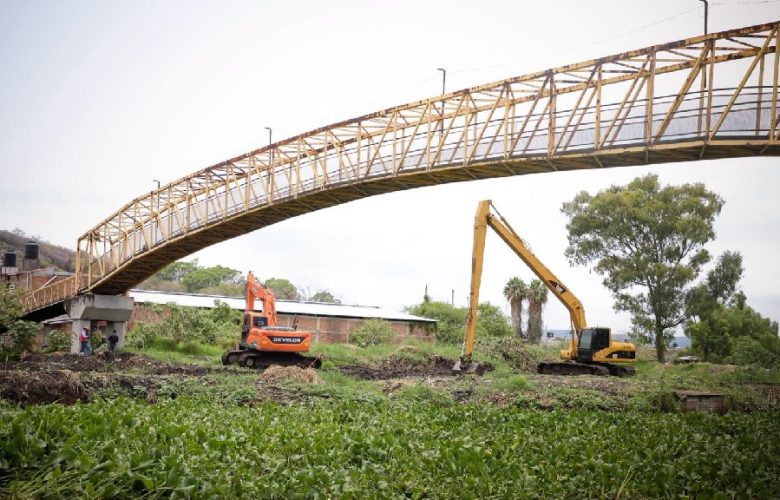 Ocotlán: Retiran lirio y maleza del Río Santiago. Foto: Facebook.