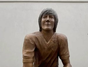 Develan escultura de destacado exfutbolista de Tonalá. Foto: Facebook.