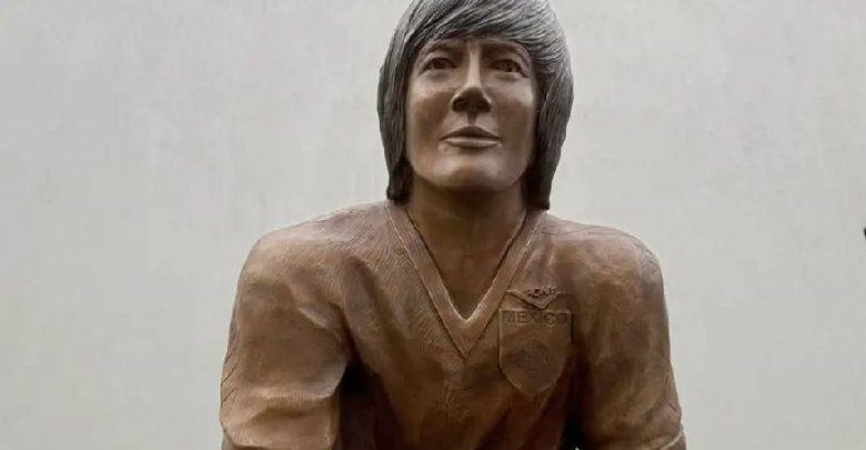 Develan escultura de destacado exfutbolista de Tonalá. Foto: Facebook.
