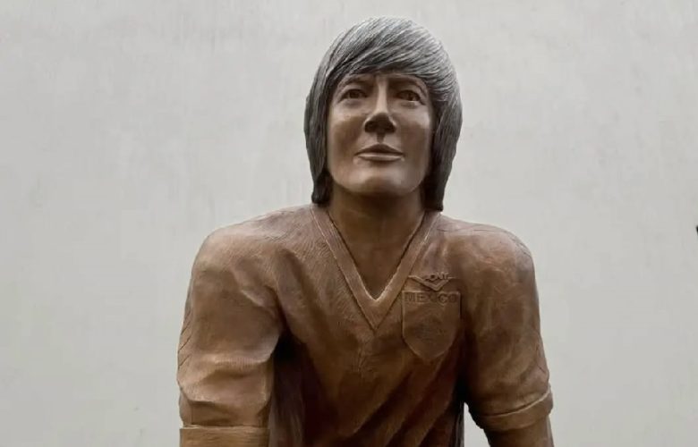 Develan escultura de destacado exfutbolista de Tonalá. Foto: Facebook.