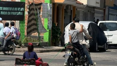 Arriesgan en motocicleta a infancias en calles de Ocotlán 
