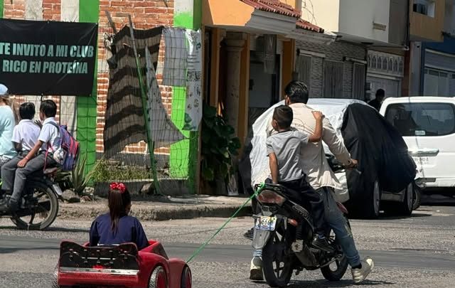 Arriesgan en motocicleta a infancias en calles de Ocotlán 