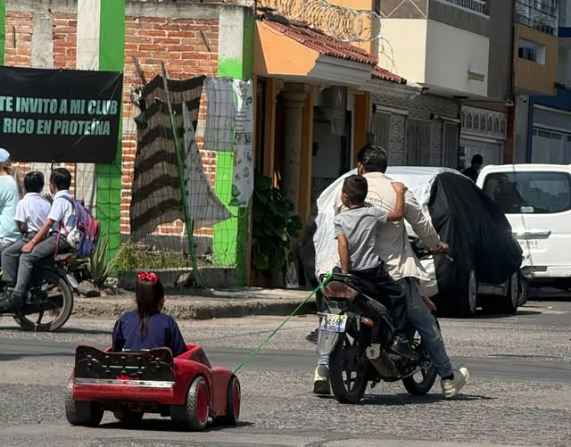 Arriesgan en motocicleta a infancias en calles de Ocotlán 