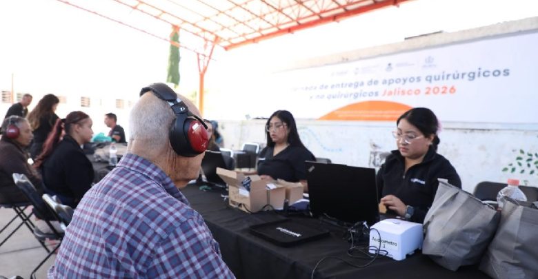 Entregan lentes y sillas de ruedas en Ocotlán. Foto: Cortesía.