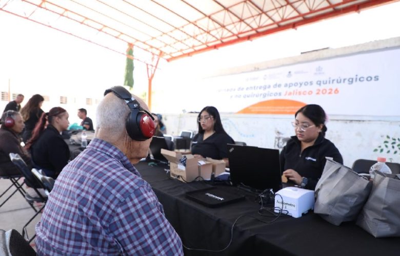 Entregan lentes y sillas de ruedas en Ocotlán. Foto: Cortesía.